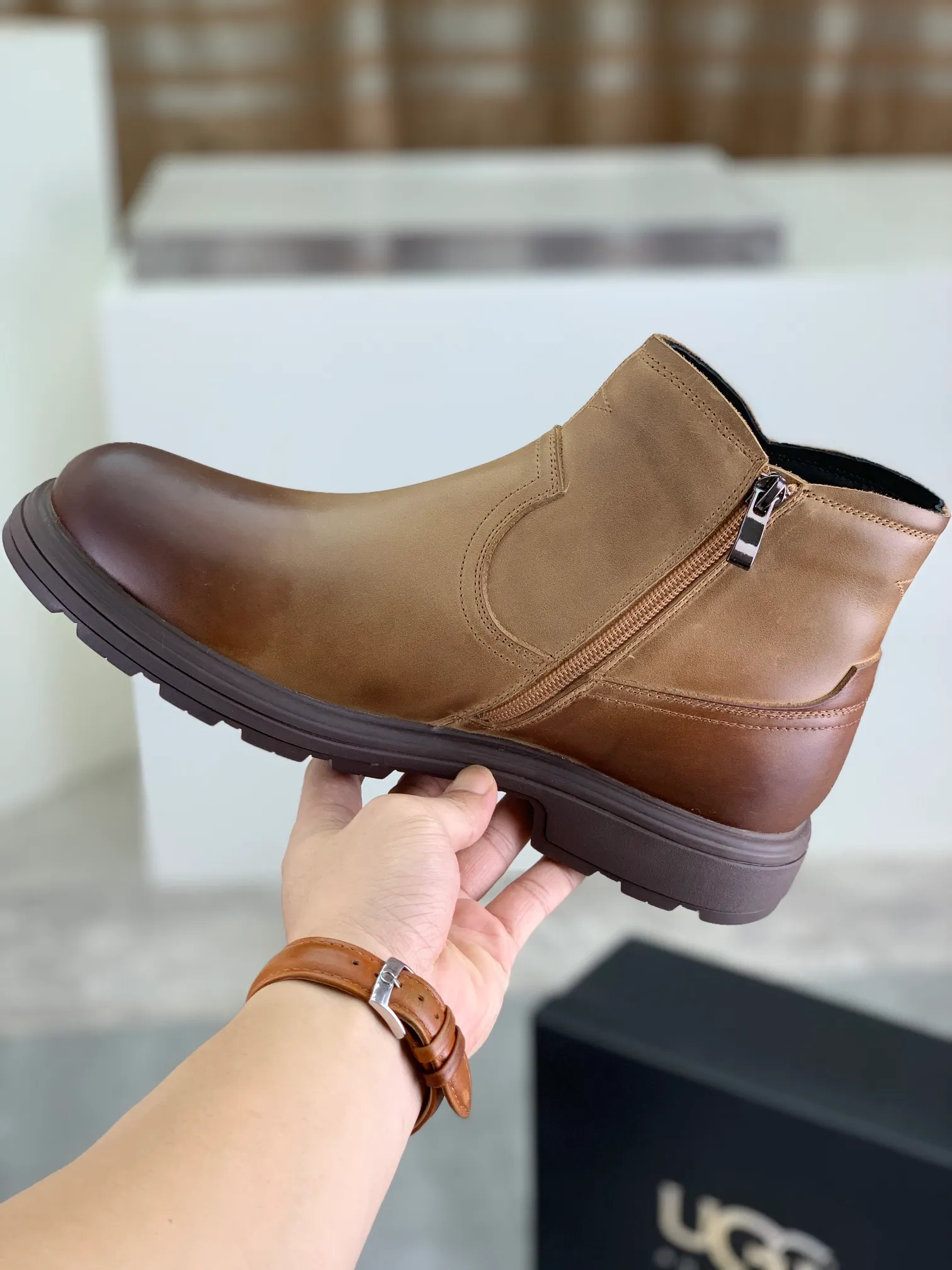 Factory price P640 💶[UGG] (full wool lining) Top-end high-quality fur integrated warm snow boots from Australia's warm luxury men's shoes brand, UGG-5877 official website synchronized, made of imported cowhide, carefully sewn...Imported rubber outsole (comfortable, soft, wear-resistant) The quality is really great...Exquisite workmanship, you can't put it down at first sight, code number: 39-44 Color: 3️⃣colors available
